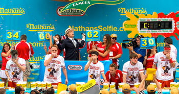 Concours du plus gros mangeur de hot-dogs