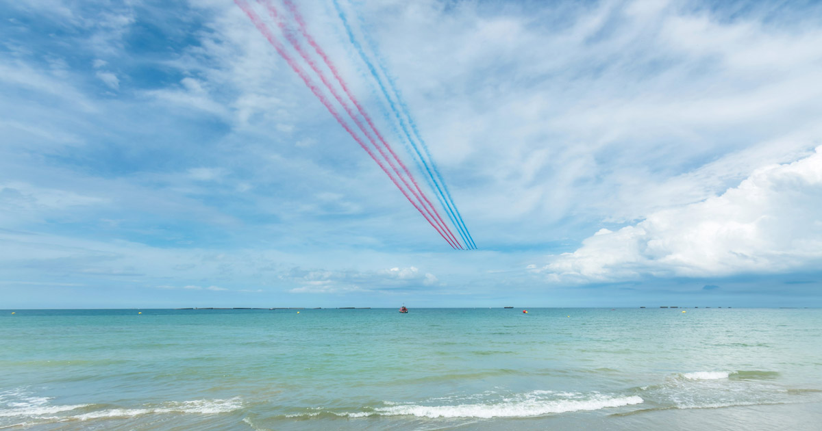 Show aérien par la Patrouille de France au-dessus du port artificiel d'Arromanches