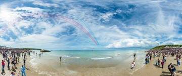 Show aérien par la Patrouille de France au-dessus du port artificiel d'Arromanches